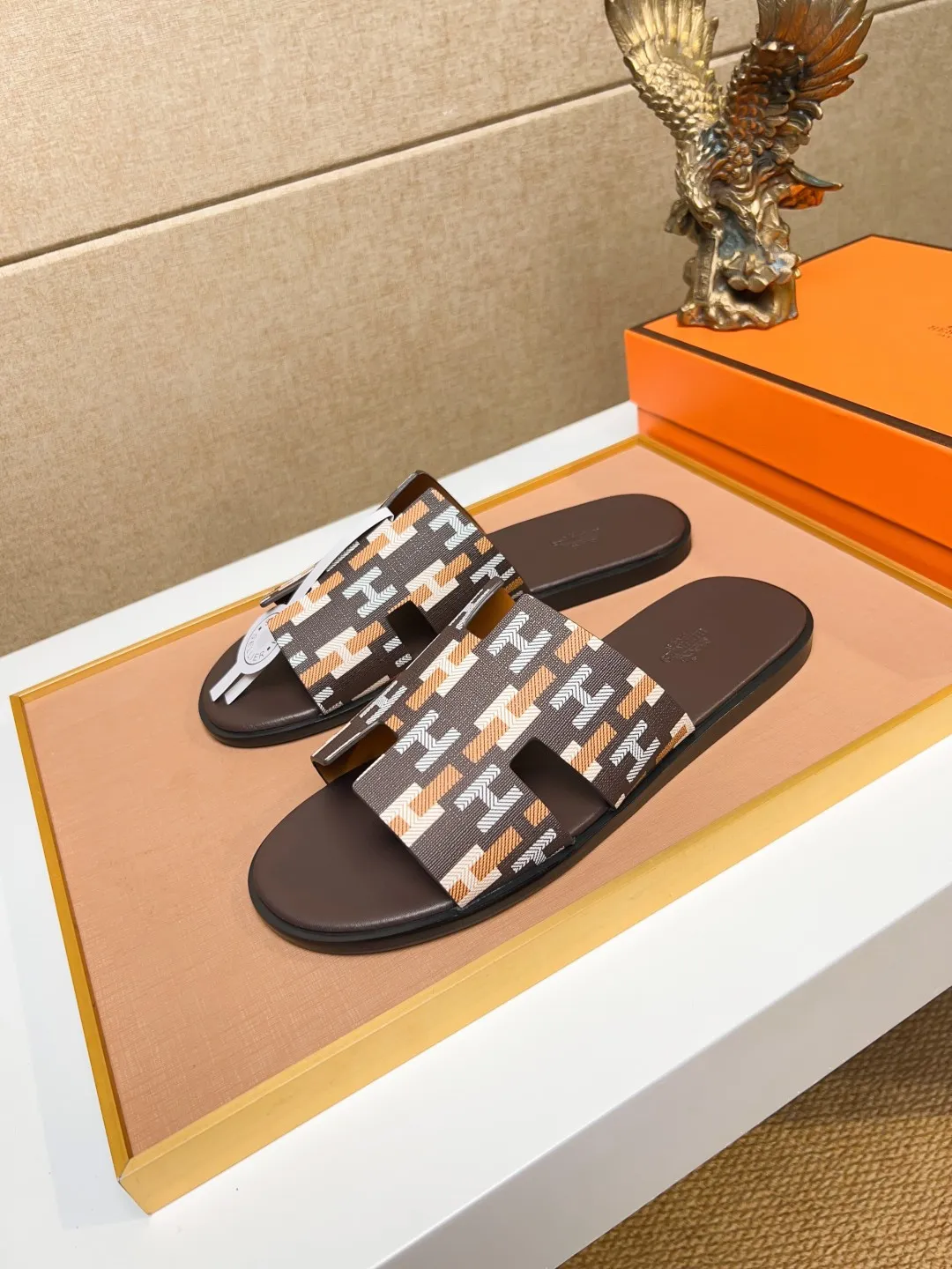 Men's clothing and shoes 💰280 💅💅💅 new arrival. Hermes Hermes official website latest counter synchronized new oran color leather H slippers, the original Paris version flew back to the original model and opened the mold to make it perfectly🍌The highest quality Sincerity, you can enter and leave the counter at will [Deyi] The upper is made of original customized  colored palm prints, crocodile print, ostrich print, colored cow leather, colored cow suede, 🤔 horse hair, 🥳 colored diamonds, 🥰 3D printing, and other genuine leather slippers, imported cow pattern foot pad lining, Italian  latest original genuine leather combination outsole Code number: 38-48 (customized at 46.47.48) Can be made into picture combination sole with genuine leather pattern and ordinary molded outsole